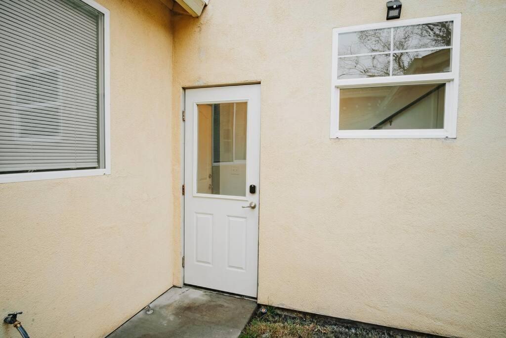 Gorgeous Upstairs Studio With Patio And Laundry Chico Exterior photo